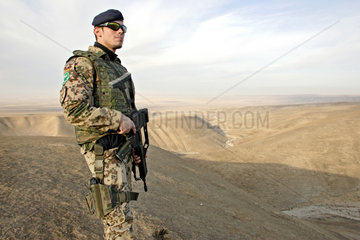Mazar-e Sharif  Afghanistan  Bundeswehr-ISAF-Soldat sichert das Gelaende