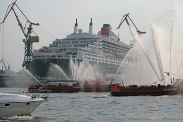 Hamburg  Deutschland  Hamburg Hafengeburtstag  Feuerloeschboote vor der Queen Mary II