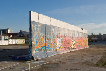 Berlin  Deutschland  Mauersegmente auf dem Gelaende des Hamburger Bahnhofs