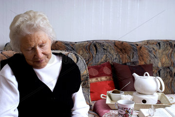Nauen  Deutschland  eine Rentnerin schlaeft in ihrem Sessel