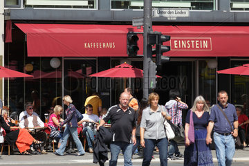 Berlin  Deutschland  Passanten und Kaffeehaus Einstein in Berlin-Mitte