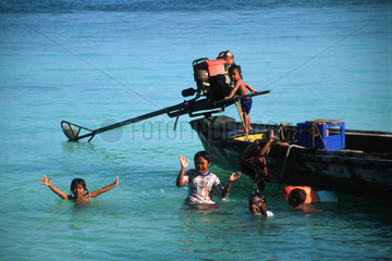 spielende Kinder im Wasser Boot