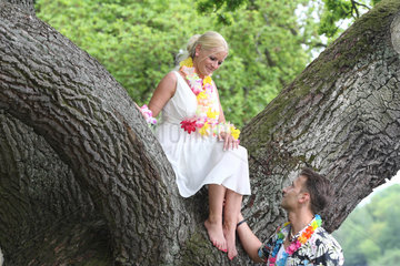 Berlin  Deutschland  ein frisch vermaehltes Brautpaar an einem Baum
