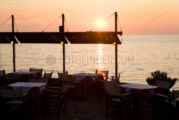 Molivos  Griechenland  Sonnenuntergang an einer Taverne am Meer