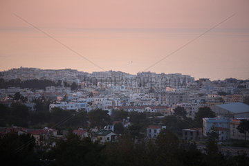 Girne  Tuerkische Republik Nordzypern  Stadtansicht bei Sonnenuntergang