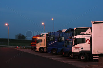 Buk  Polen  LKWs auf einem Parkplatz einer Autobahnraststaette an der A2