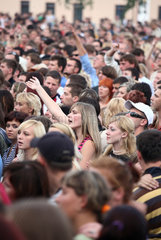 Grodno  Weissrussland  Menschenmenge beim Feiern auf einem Open Air Konzert
