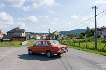 Tachty  Slowakei  ein roter Lada biegt um eine Kurve