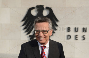 Berlin  Deutschland  Bundesinnenminister Thomas de Maiziere  CDU  vorm neuen Bundesinnenministerium
