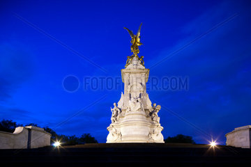 London  Grossbritannien  das Queen Victoria Memorial im Abendlicht
