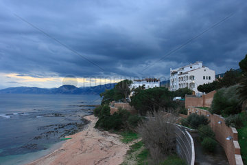Cala Ganone  Italien  Regenwolken ueber der Bucht von Cala Ganone