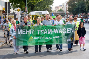 Berlin  Deutschland  Reante Kuenast und Wolfgang Wieland demonstrieren fuer mehr Schienenverkehr