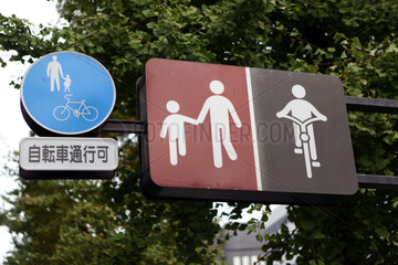 Tokio  Japan  Strassenschilder  Gemeinsamer sowie Getrennter Fuss- und Radweg nebeneinander