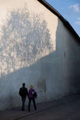 Krakau  Polen  ein Paar spaziert an der Stadtmauer entlang