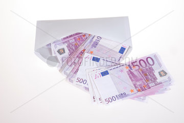 Berlin  Deutschland  500-Euroscheine im Briefumschlag