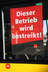 Berlin  Deutschland  ein Streikplakat der BVG auf einem Bus