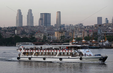 Istanbul  Tuerkei  Faehrschiff auf dem Bosporus