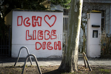 Berlin  Deutschland  Liebeserklaerung an einer Grundstuecksmauer