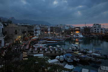 Girne  Tuerkische Republik Nordzypern  der Hafen der Altstadt in der Daemmerung