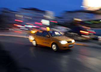 Istanbul  Tuerkei  tuerkisches Taxi bei Nacht