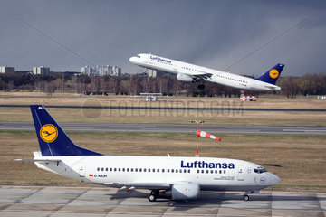 Berlin  Deutschland  Flugzeuge der Fluglinie Lufthansa auf dem Flughafen Tegel