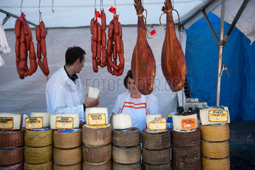 Leon  Spanien  Verkauf von Chorizo-Wurst  Schinken und Kaese
