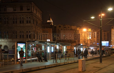 Istanbul  Tuerkei  Strassenbahnhaltestelle Karakoey  im Hintergrund der Galataturm