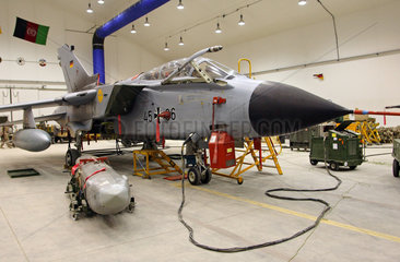 Mazar-e Sharif  Afghanistan  Bundeswehr-Recce-Tornado in einem Flugzeughangar