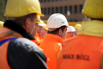 Berlin  Deutschland  Bauarbeiter waehrend einer Baustellenbsichtigung
