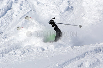 Krippenbrunn  Oesterreich  ein Skifahrer stuerzt bei der Fahrt im Tiefschnee