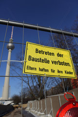Berlin  Deutschland  Bauzaun mit dem Schild -Betreten der Baustelle verboten. Eltern haften fuer ihre Kinder-