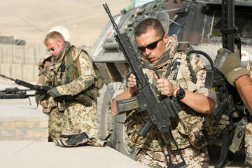 Feyzabad  Afghanistan  Bundeswehrsoldaten der ISAF-Truppe sichern ihre Waffen