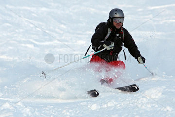 Krippenbrunn  Oesterreich  ein Mann faehrt Ski im Tiefschnee