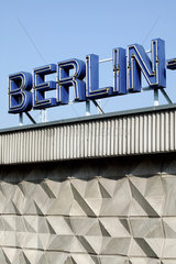 Berlin  Deutschland  die Buchstaben Berlin als Neon-Schriftzug am Bahnhof Lichtenberg