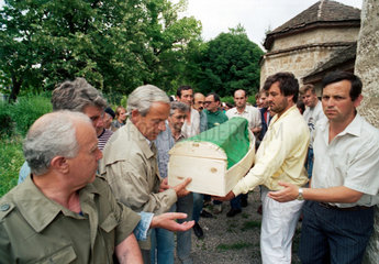 Tuzla  Bosnien und Herzegowina  Beerdigung eines Getoeteten