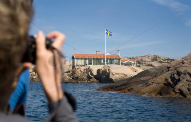 Fjaellbacka  Schweden  ein Tourist fotografiert Ingrid Bergmanns Sommerhaus