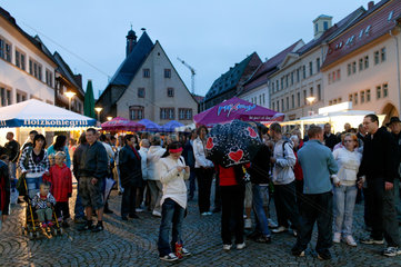 Sangerhausen  Deutschland  Besucher waehrend eines Stadtfestes auf dem Marktplatz