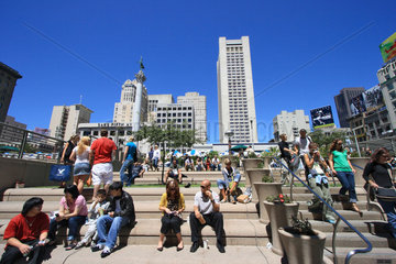 San Francisco  USA  Menschen geniessen die Sonne am Union Square
