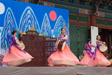 Seoul  Suedkorea  Taenzerinnen bei einem Trommelfestival
