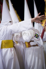 Sevilla  Spanien  Glaeubige in weissen Gewaendern bei einer Oster-Prozession