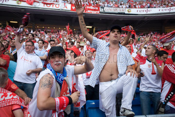 Madrid  Fans des Sevilla FC im Santiago Bernabeu-Stadion