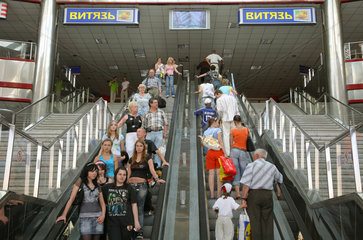 Minsk  Weissrussland  Menschen auf der Rolltreppe im Hauptbahnhof  Minsk Passaschyrski
