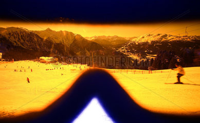 Jerzens  Oesterreich  Blick durch eine Skibrille auf ein Skigebiet