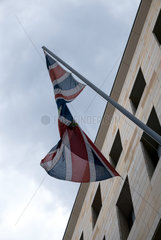 Berlin  Deutschland - Verknoteter Union Jack an der Botschaft von Grossbritannien