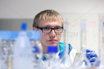 Tallinn  Estland  Chemiestudent im Labor der Technische Universitaet Tallinn