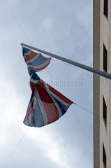 Berlin  Deutschland - Verknoteter Union Jack an der Botschaft von Grossbritannien