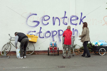 Bremen  Deutschland  Graffiti gegen Genfood an der Wand eines Supermarktes