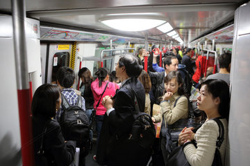 Hong Kong  China  Menschen in der U-Bahn