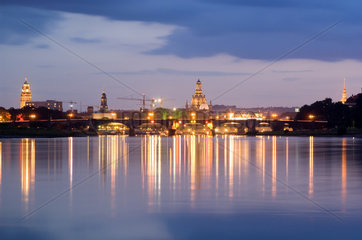 Dresden  Deutschland  Blick ueber die naechtliche Elbe auf Dresden