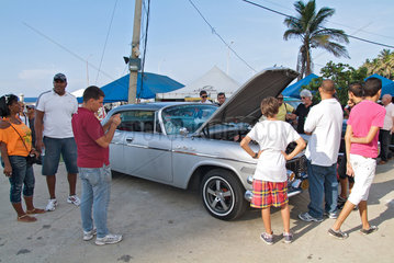 Havanna  Kuba  Besucher auf einer Show privater aufgemotzter Autos